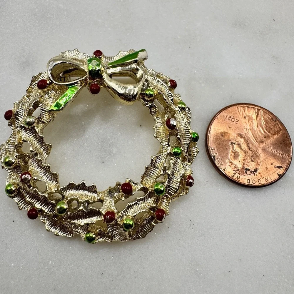 Vintage Christmas‎ Wreath Brooch Gerry's Gold Tone Red Green Bow Holiday Pin